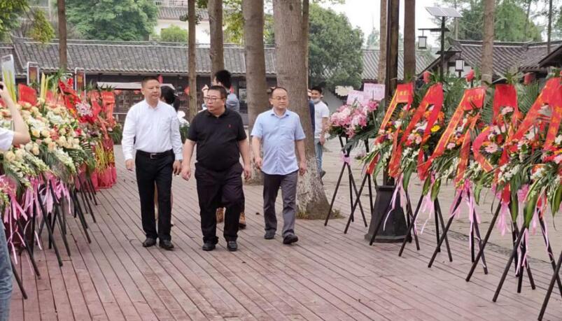 旅投集團(tuán)領(lǐng)導(dǎo)出席戰(zhàn)旗禧宴酒樓開(kāi)業(yè)典禮