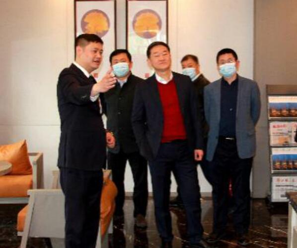 集團(tuán)黨委書(shū)記、董事長(zhǎng)任丁調(diào)研“錦著”天府廣場(chǎng)店